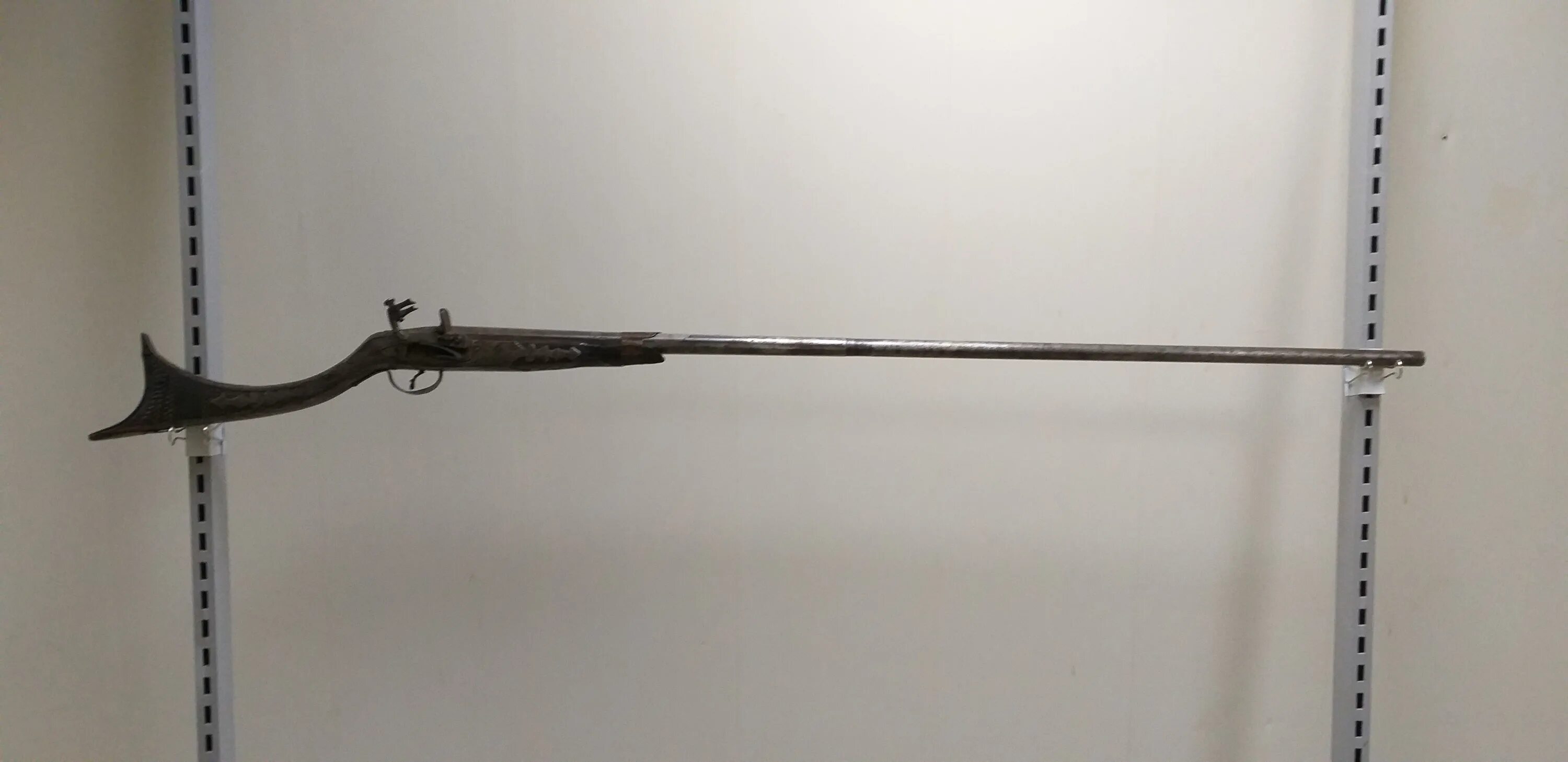 Казнозарядное ружье паули. Винтовка бейкера 1800. Кремневый револьвер 1597. Кремниевое ружье. Стрельба из мушкета 1812.