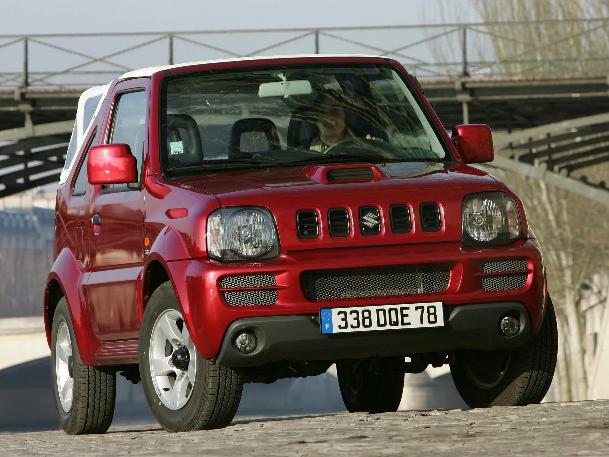 Suzuki jimny 1. Suzuki jimny 1. Маленький джип сузуки джимни. Джим машина. Suzuki jimny 2010.