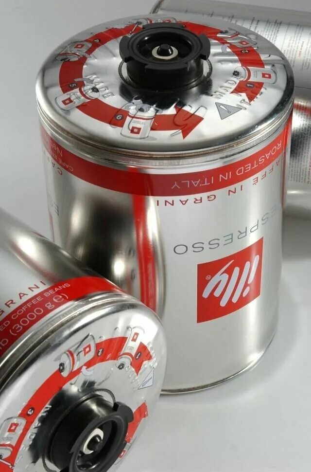 стаканчик кофе из макдональдса. рука открывает банку. ключ банка что это. кофе в банке 1 кг. кофе в зернах illy 3кг.