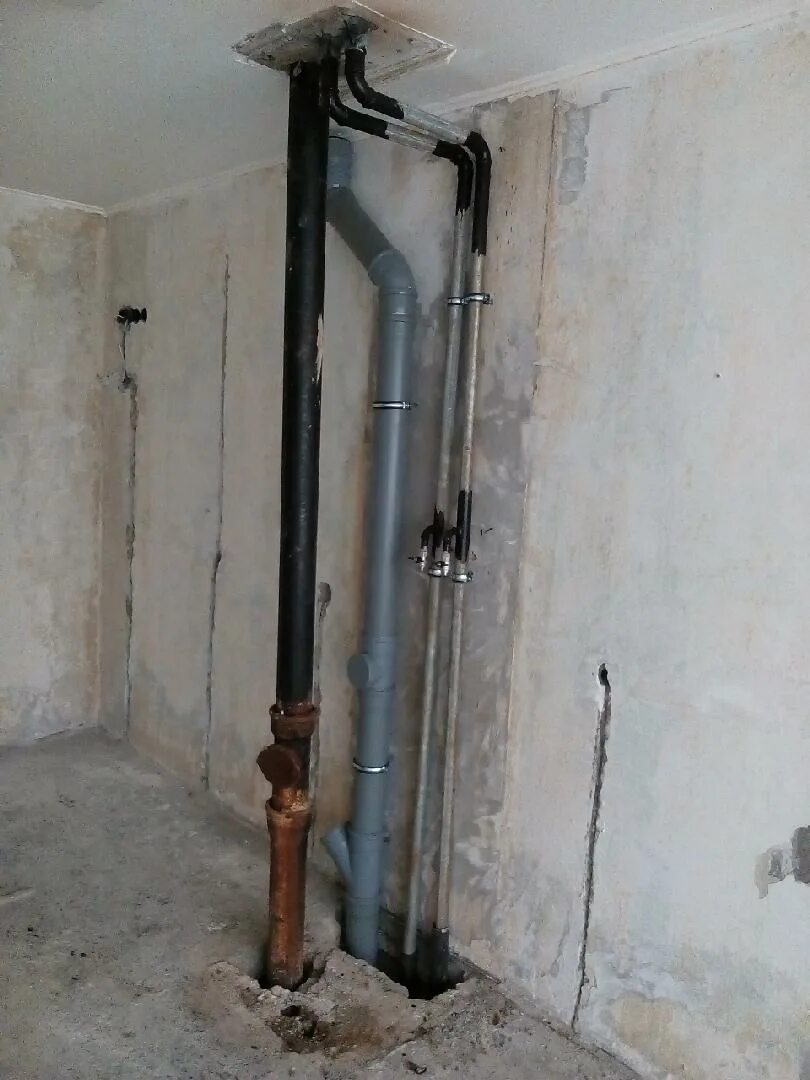 Перенос водопроводных труб в квартире. Перенос трубы отопления. Перенос труб в ванной. Перенос труб на кухне.