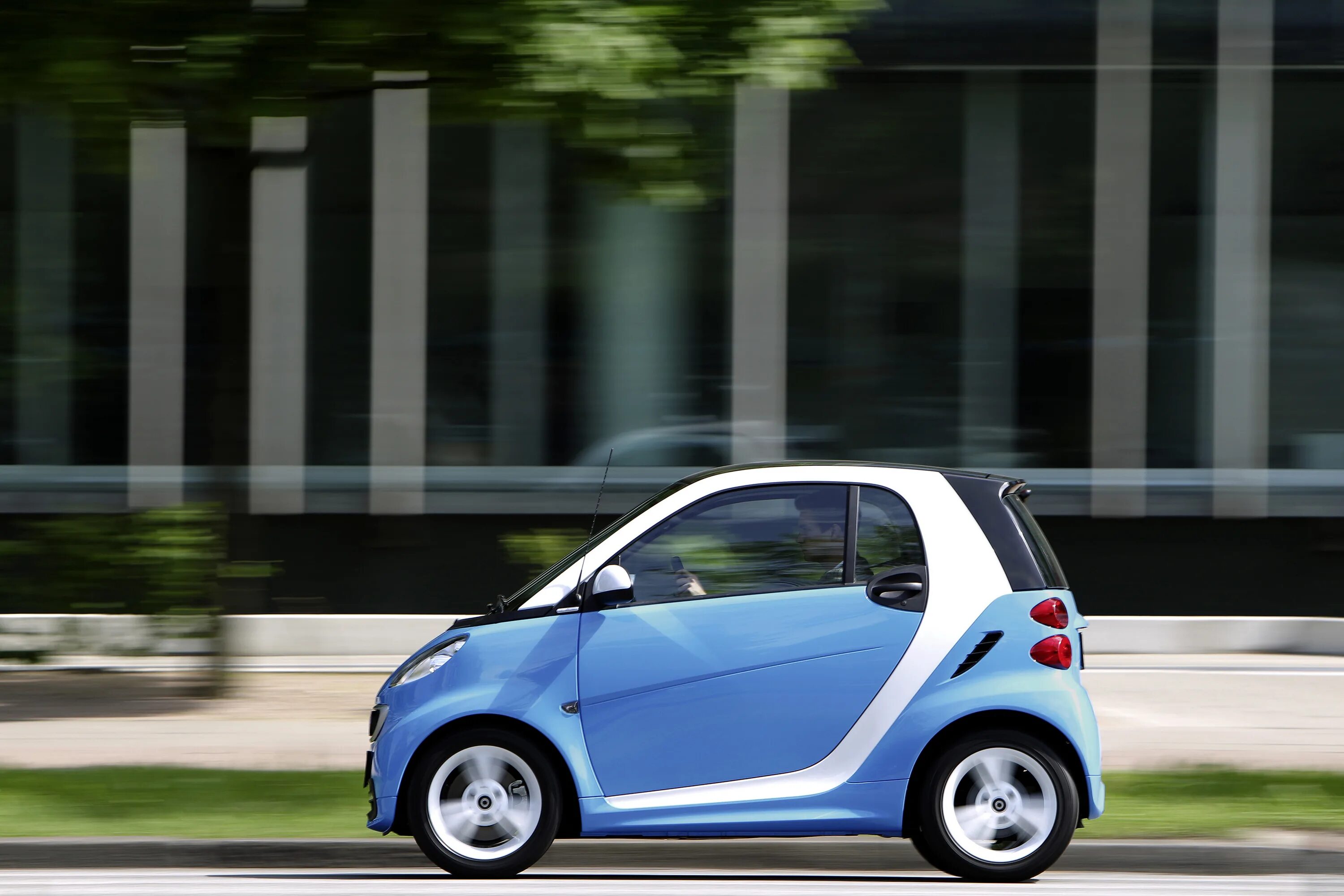 Маленькие машинки бесплатные. Smart Fortwo 2 поколение. Smart Fortwo 2012. Мерседес смарт седан. Smart Fortwo электромобиль.