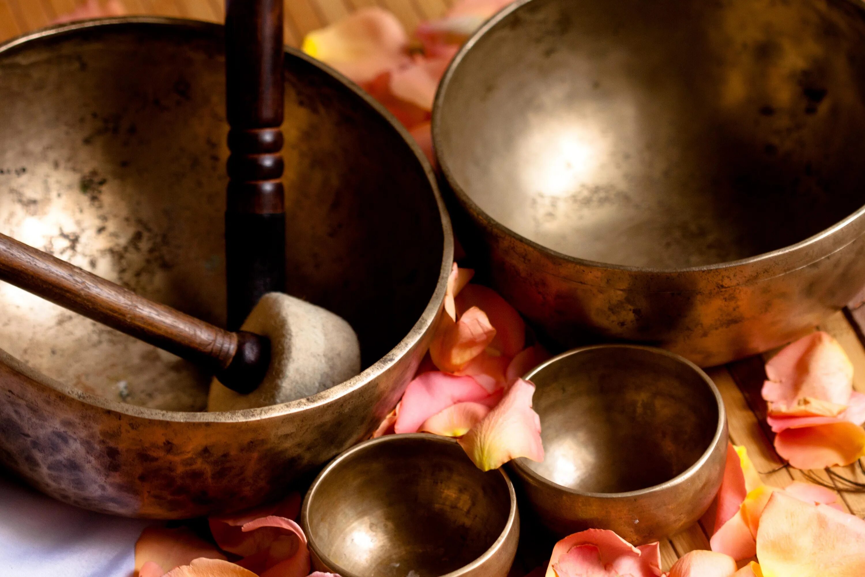 Слушать звуки чаши. Поющие чаши. Звукотерапия. Поющие чаши Тибета. Поющие чаши музыкальный инструмент Япония. Тибетские Поющие чаши массаж.