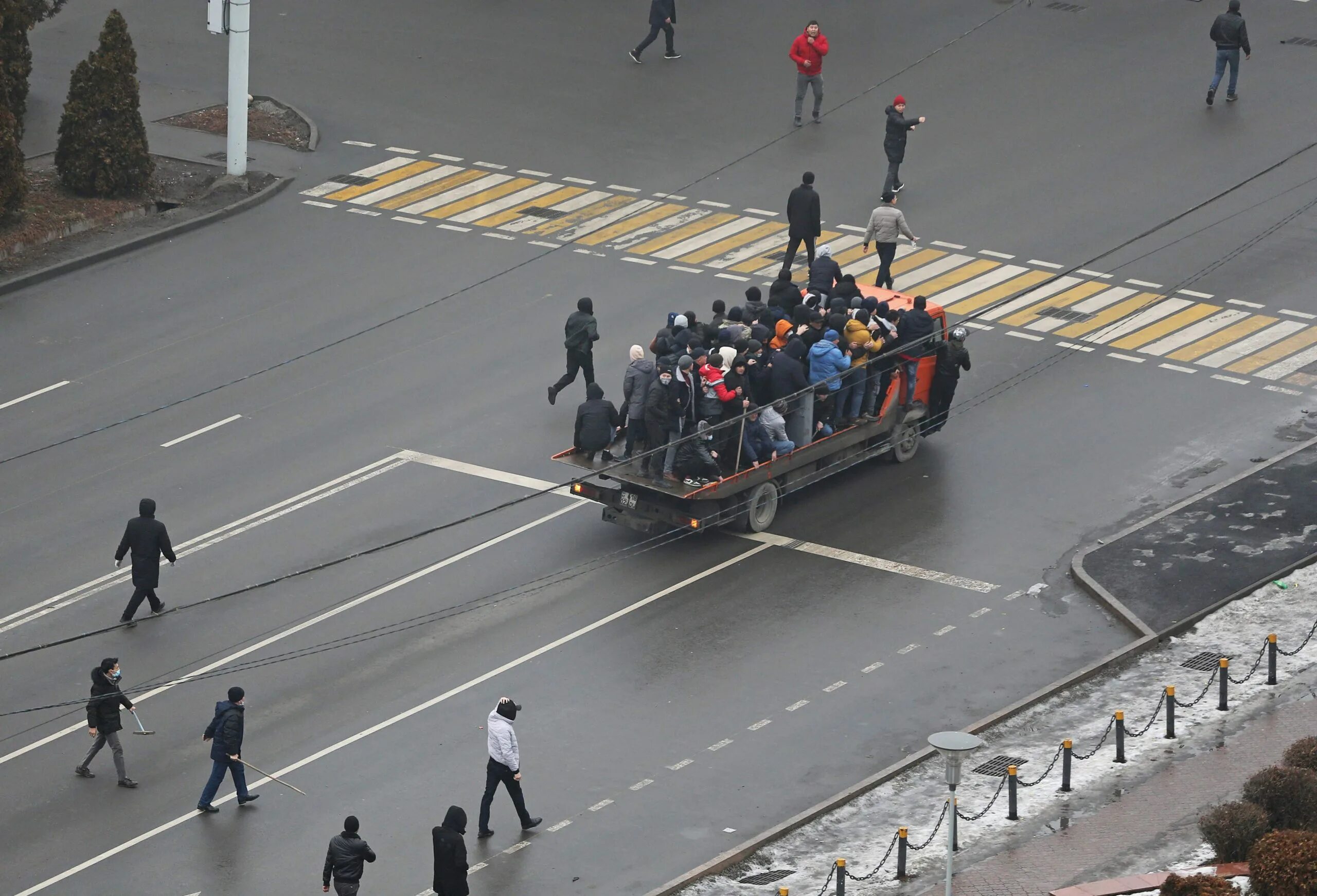 Какой национальности нападавшие на крокус. Беспорядки в Алма Ате 2022. Протесты в Казахстане. Протесты в Казахстане 2022. Мэрия Казахстана.