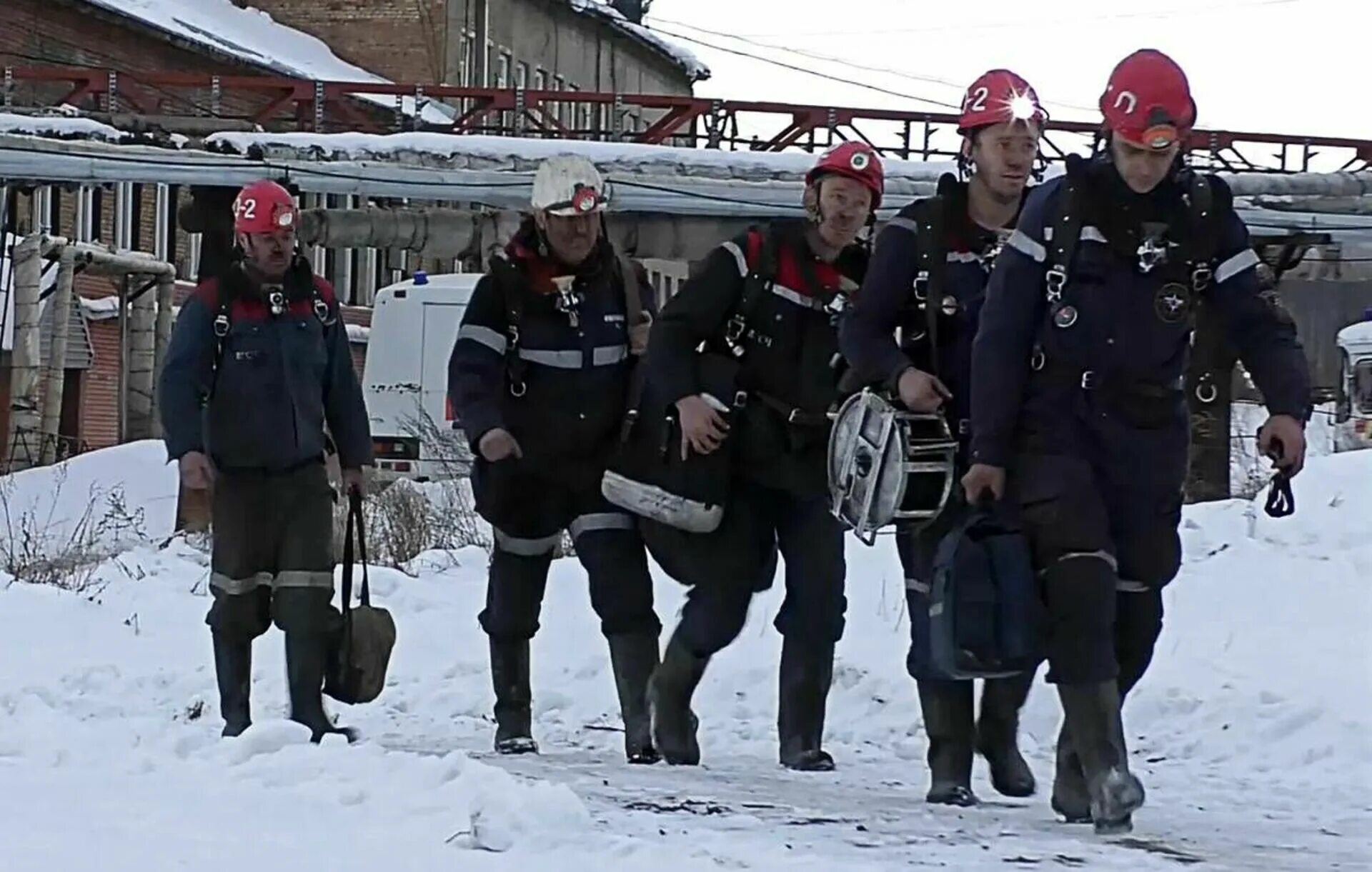 Ситуация с шахтерами в амурской области. Листвяжная шахта горноспасатели. Трагедия в Кузбассе Листвяжная. Шахта Листвяжная Кемеровская. Трагедия на шахте Листвяжная 2021.