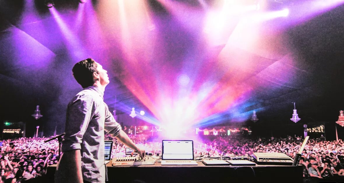 Музыкальная сцена. Live show. Its live шоу. Showing live. Mesya live show.