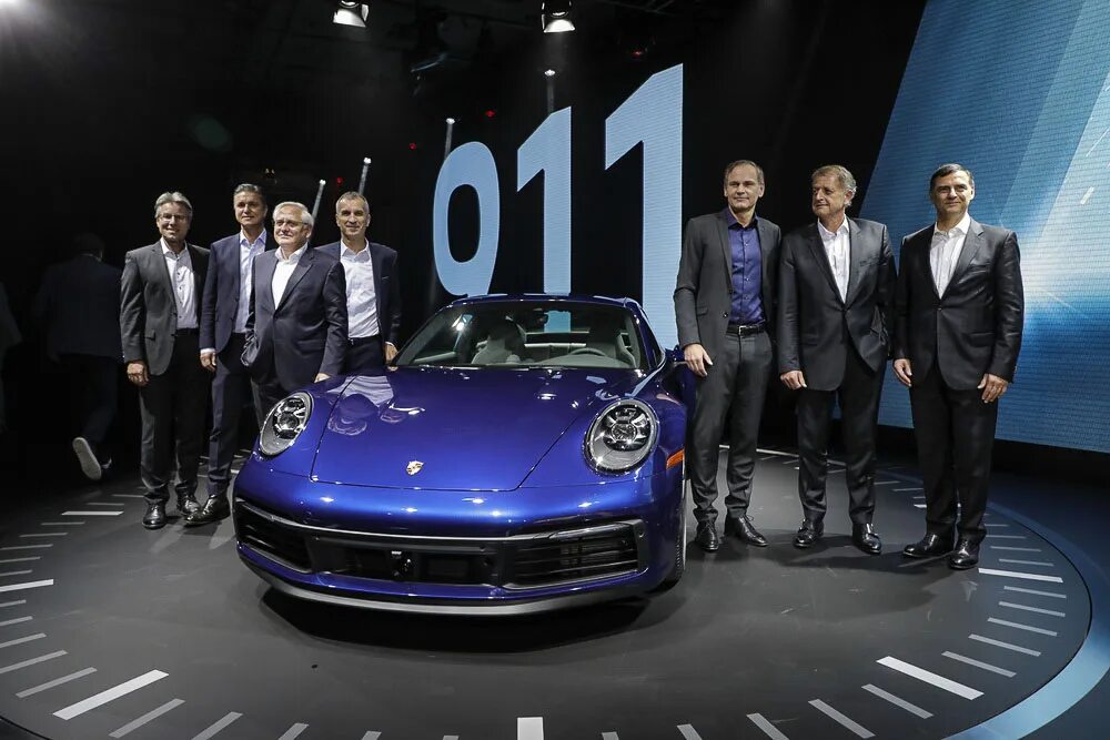 Порше премьера. Автосалон Порше. Porsche новости. Восьмое поколение 911.