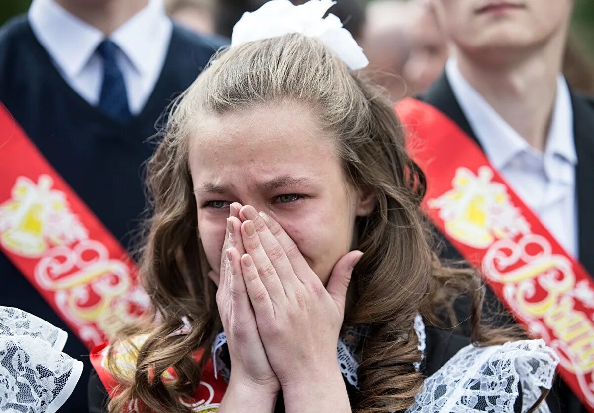 Плачу на выпускном. Выпускники плачут. Выпускной заплаканные выпускники. Выпускной плачут. Выпускные отменили.