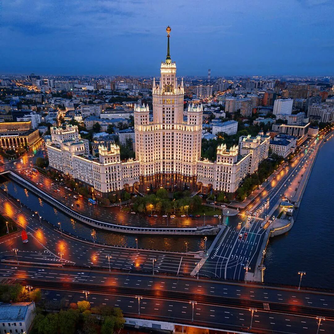 Москва где можно сделать. Москва высотка на Котельнической набережной. Сталинская высотка на Котельнической. Сталинка на Котельнической набережной. Сталинские высотки дом на Котельнической набережной.