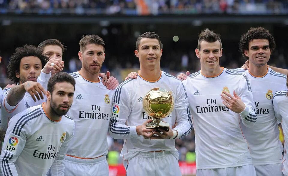 В команде три игрока. Криштиану Роналду Реал Мадрид. Реал Мадрид Роналдо с командой. Криштиану Роналду real Madrid. Команда Кристиано Роналдо.