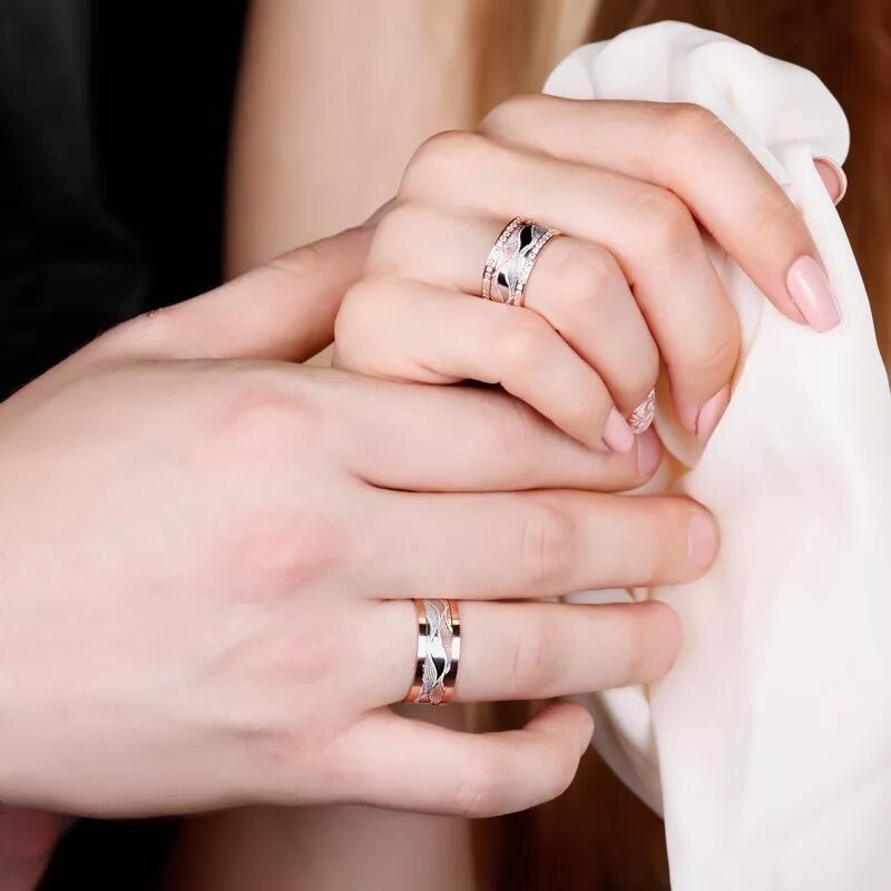 Бывший муж обручальным кольцом. Широкие обручальные кольца. Обручальное кольцо на пальце. Обручальные кольца на руках. Свадебные кольца на пальцах.