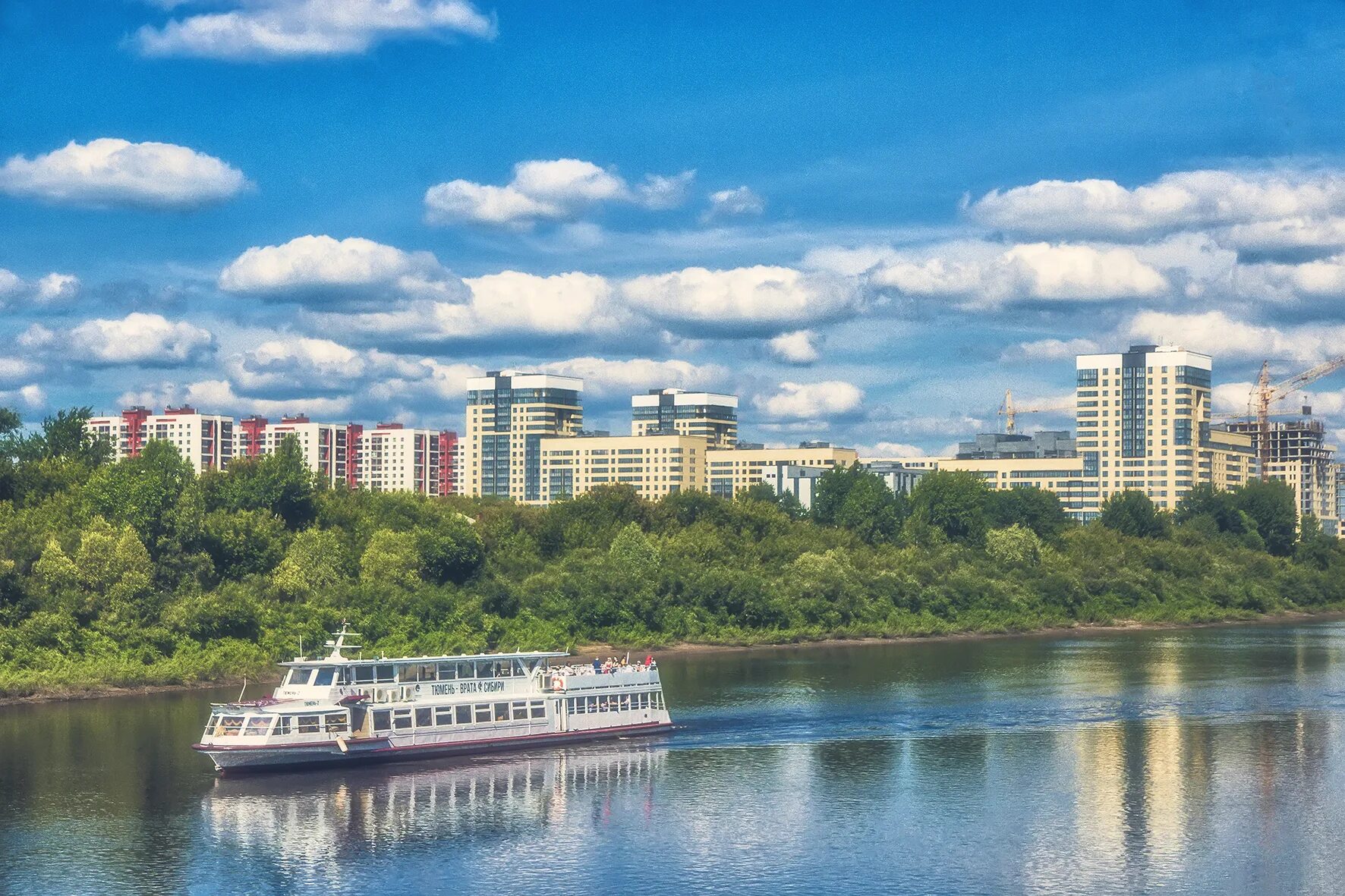набережная р. река тура тюмень. фото туры тюмень. река тура тюмень. тюмень река тура мост влюбленных.