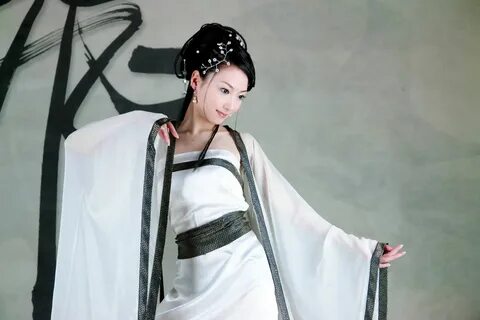 第 一 章 青 云 山 巅.云 雾 缭 绕. 黄 墨 站 在 试 炼 广 场 上.感 受 着 四 面 八 方 投... 