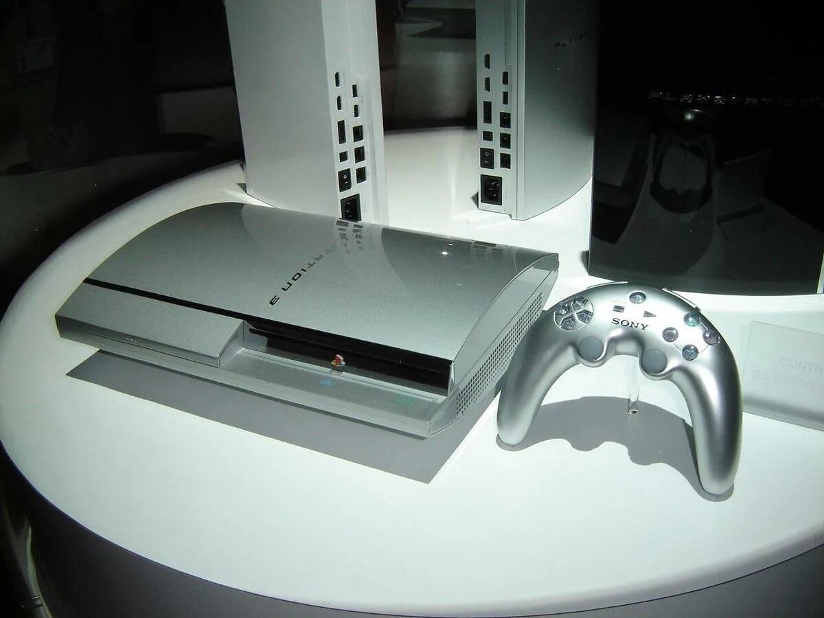 Ps5 горизонтально. Sony ps3 Silver. PLAYSTATION 3 Console Prototype. Sony ps1 DEVKIT. Ps3 контроллер Бумеранг.