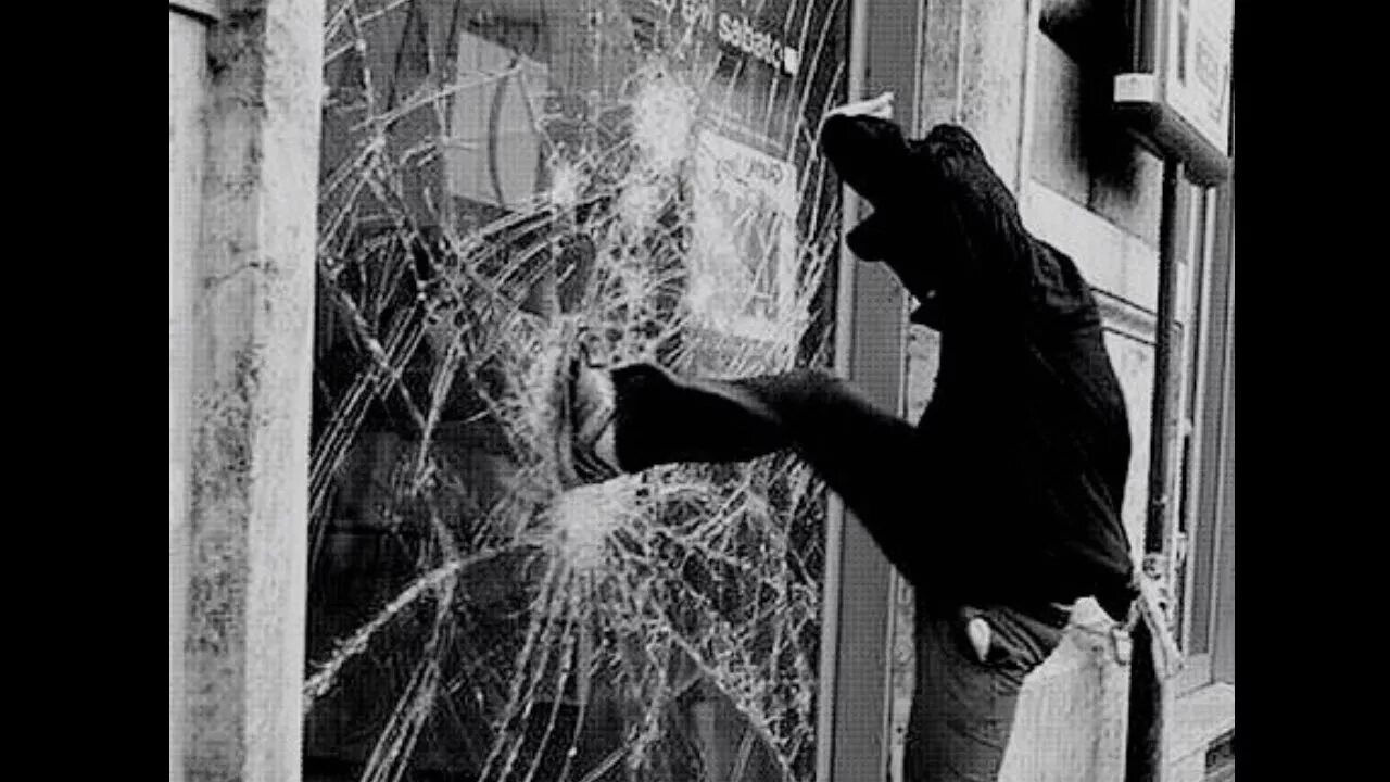 Подростковая преступность вандализм. Хулиганство подростков. Человек разбивает стекло. Человек разбивает окно.