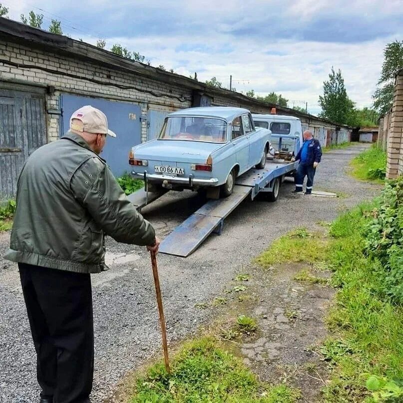 Прощание в авто. Дедушка прощается с машиной. Прощание с авто. Продать старую машину. Дед на Москвиче.