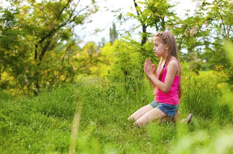 She is natural. Девушка на коленях природа. Зеленые колени. Девушка молится на природе фото.