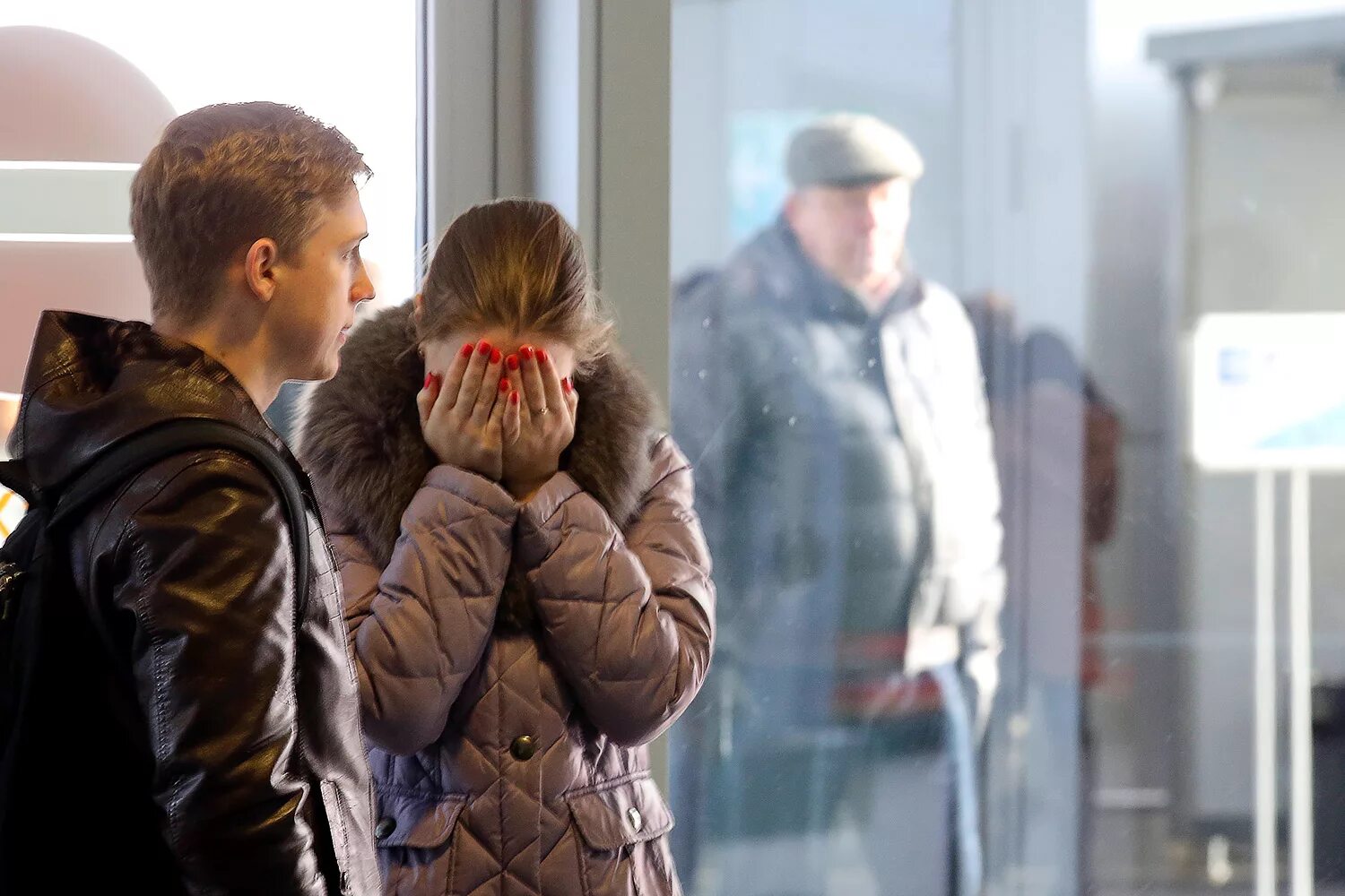 Родственники в Пулково 2015. Родственники жертв авиакатастрофы в аэропорту Пулково. Родственники погибших самолёта Шарм-Эль-шейха в аэропорту. Прощание родных в аэропорту.