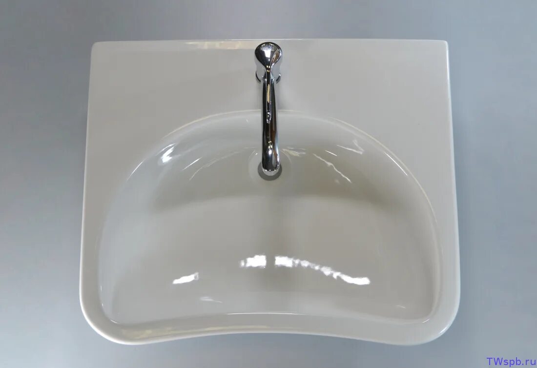 пьедесталом сифоном смесителем. пьедестал под раковину в ванную. пьедесталом сифоном смесителем. 2. прячем трубы под раковиной.