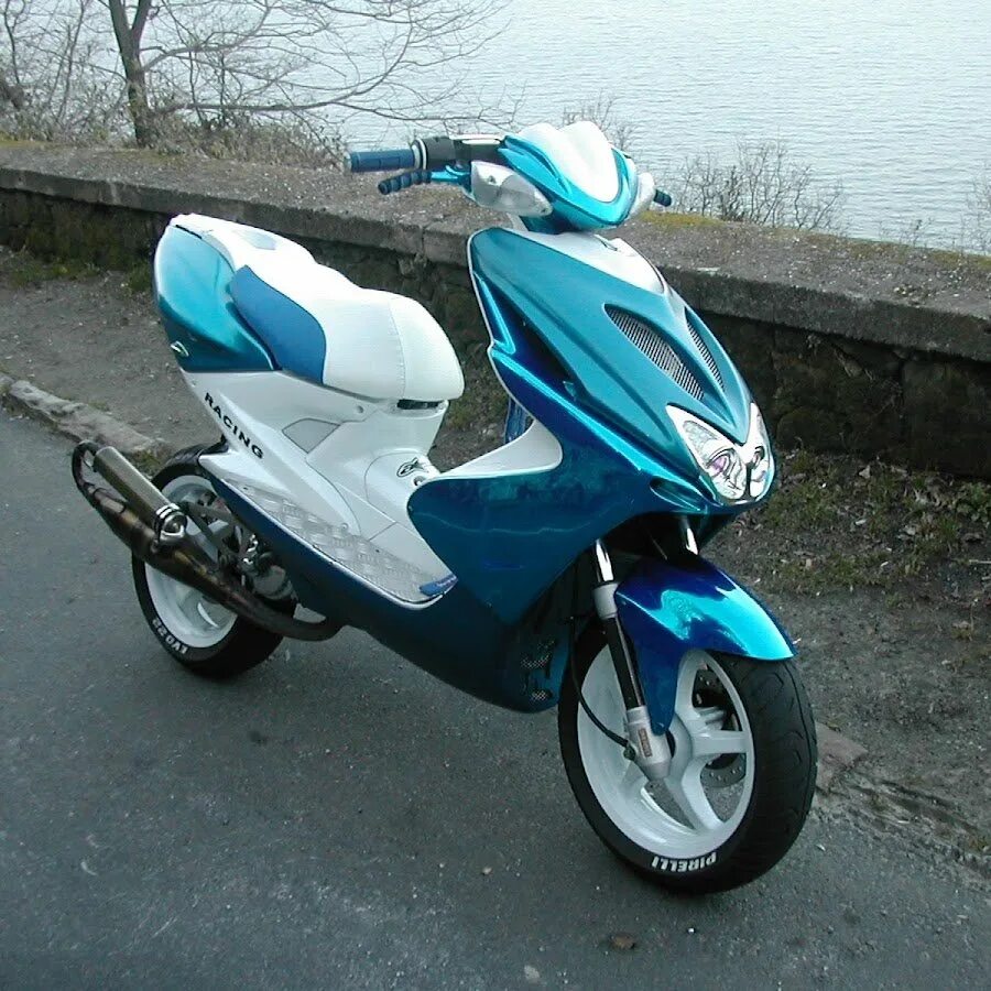 Цвет мопеда. Yamaha aerox 50 бело синий. хонда дио аэрокс. цвета для yamaha aerox. фиолетовый ямаха аерокс.
