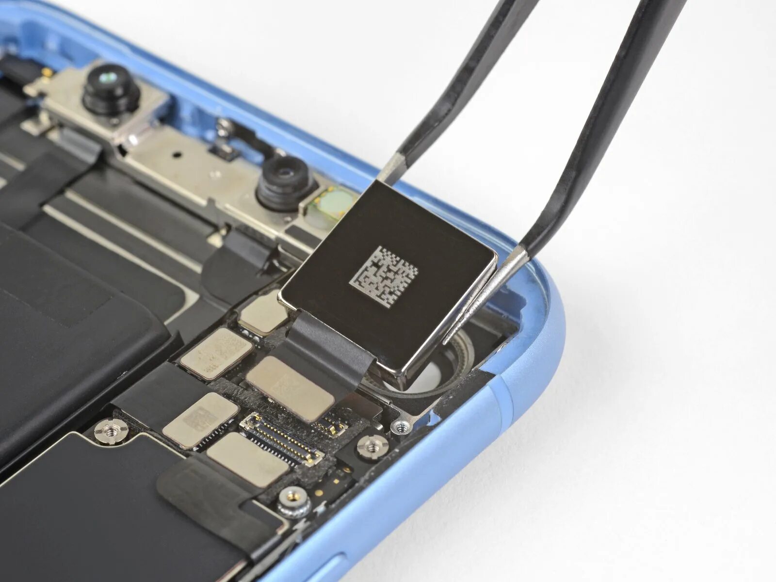 Iphone XR IFIXIT. Iphone XR камера. Iphone XR разобранный. Модули на камеру iphone XR.