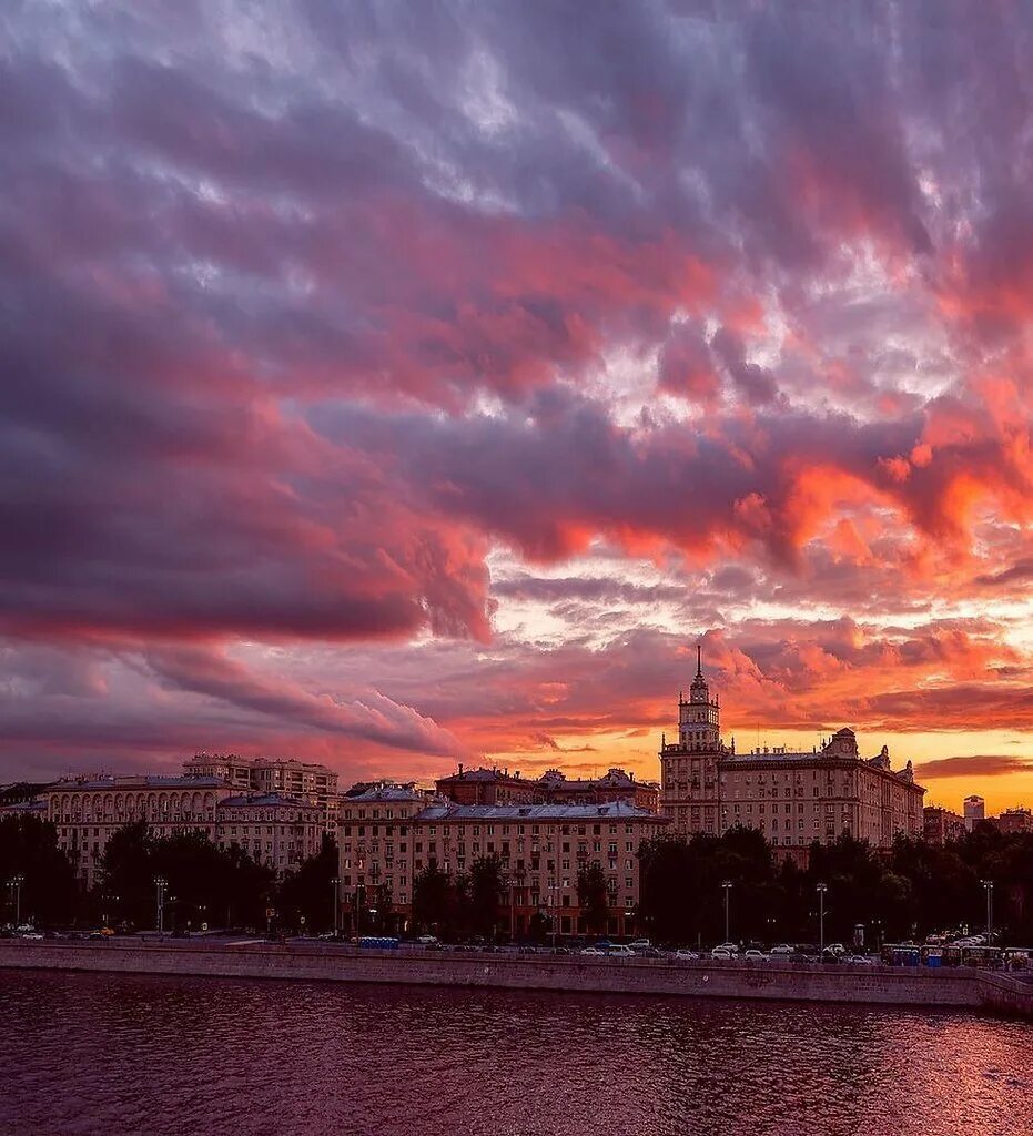 Закат в Москве. Закат в городе. Красивый закат. Рассвет в городе.