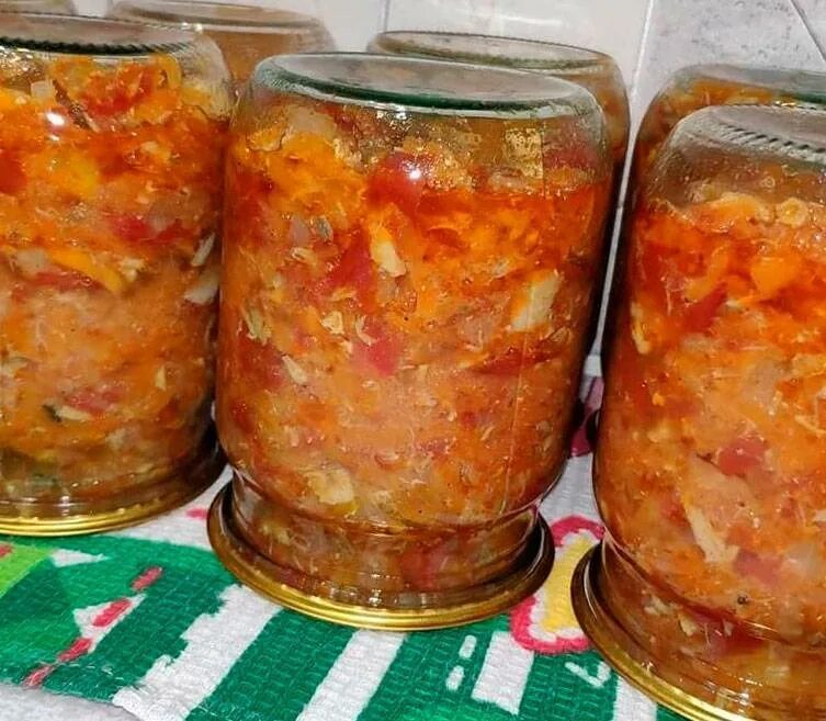 Морковка на зиму салат. Консервы с скумбрии с овощами на зиму. Салат из скумбрии на зиму с овощами. Салат со скумбрией на зиму с овощами. Салат со скумбрией на зиму.