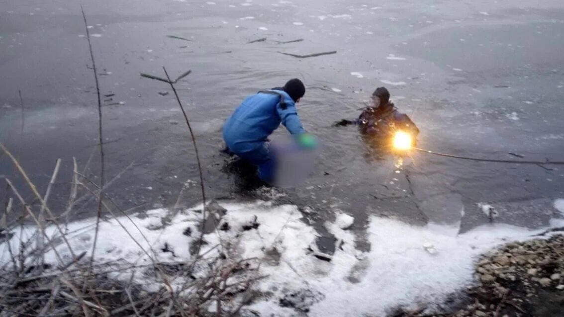 Рыбак провалился под лед. Утонувший Рыбак подо льдом. Рыбак провалился под лед и утонул. Утонул провалился под лед