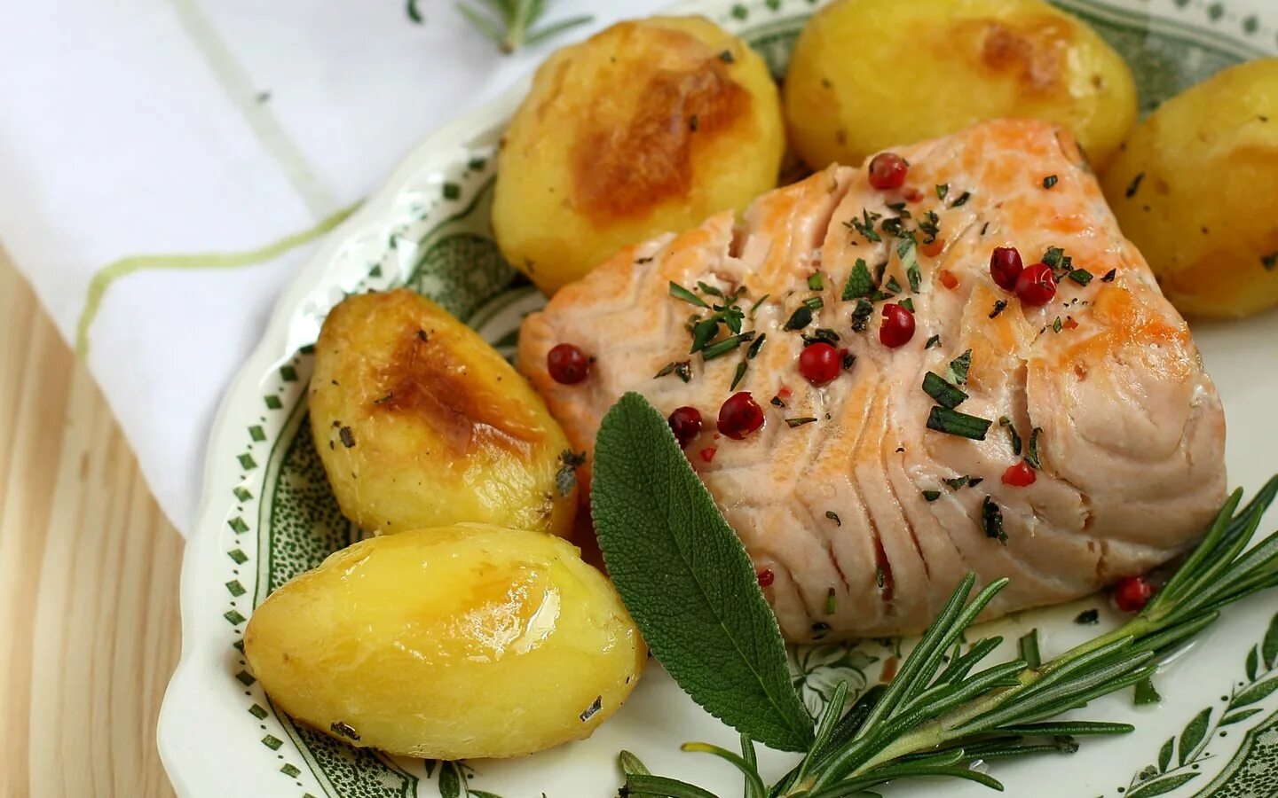 2 блюдо с картошкой. Рыба с картошкой. картофель с рыбой. рыба запеченная с картошкой. печеный картофель с рыбой.