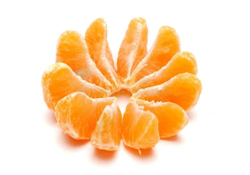 Мандариновая долька. Мандарин разделенный на дольки. Долька апельсина. Долька мандарина на белом фоне. Мандарин части