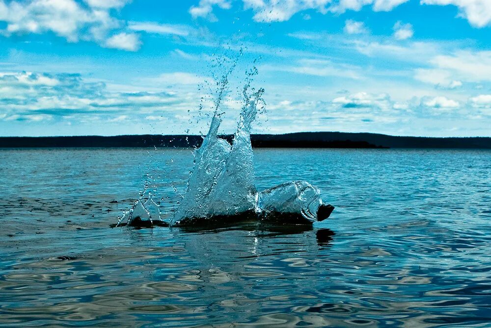 Камень брошенный в воду. Падающая вода. Камушки по воде. Камешек по воде. Камень упавший в воду