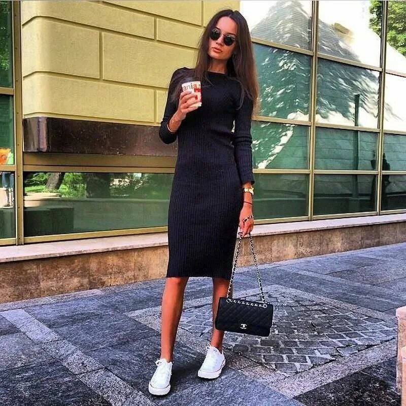 черное платье лапша с чем носить. облегающее платье с кроссовками. платье моллис платье лапша черное. платье ниже колена. платье лапша черное.