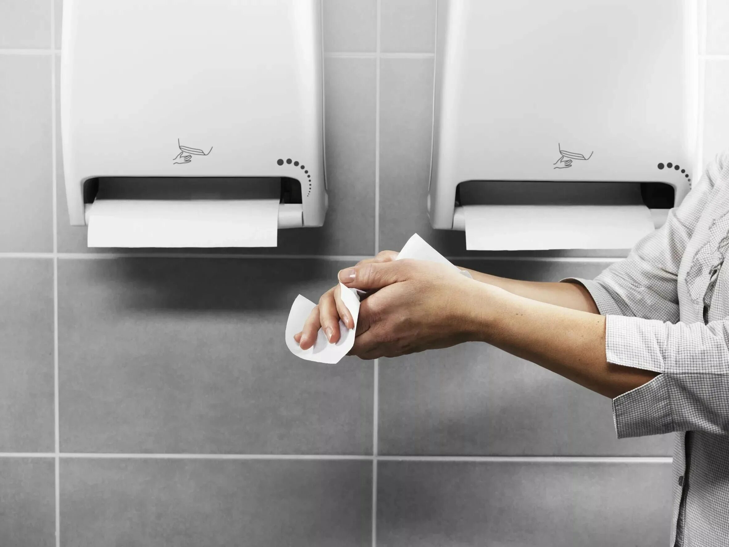 Использованные бумажные полотенца. Сушилка для рук в общественном туалете. Дозатор для бумажных полотенец для рук. Бумажные полотенца для рук. Салфетки для вытирания рук.
