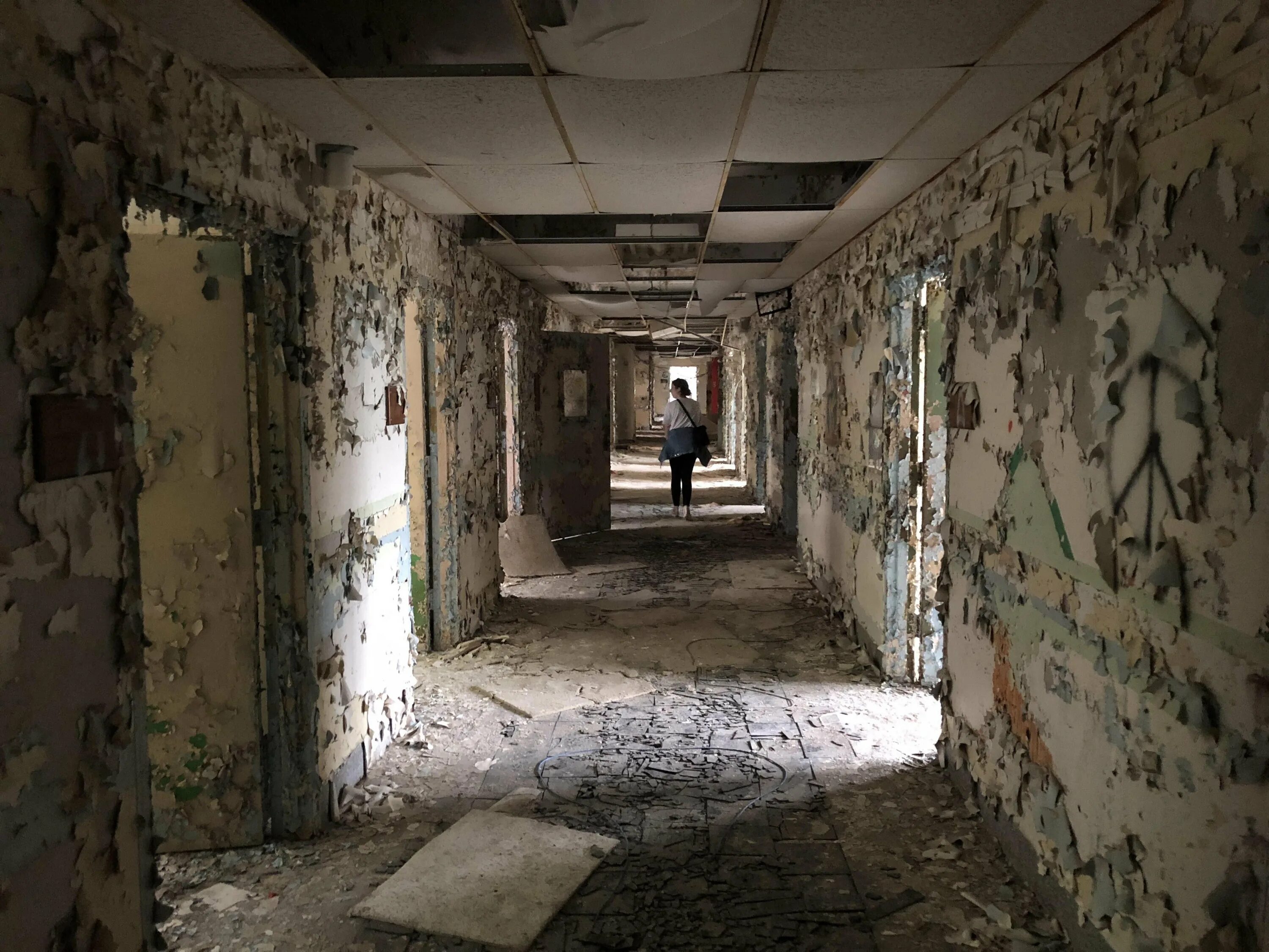 Заброшенный госпиталь (abandoned Hospital Red). Заброшенный госпиталь в США. Чернобыль заброшенная психбольница. Психиатрическая больница Арарат Австралия. Джанкой госпиталь