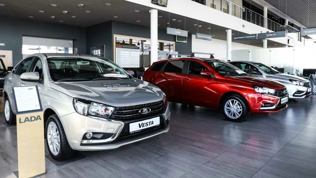автоцентр новый. москвич 3е. машины в автосалоне. машины в автосалоне. автосалон москвич 2023 года.