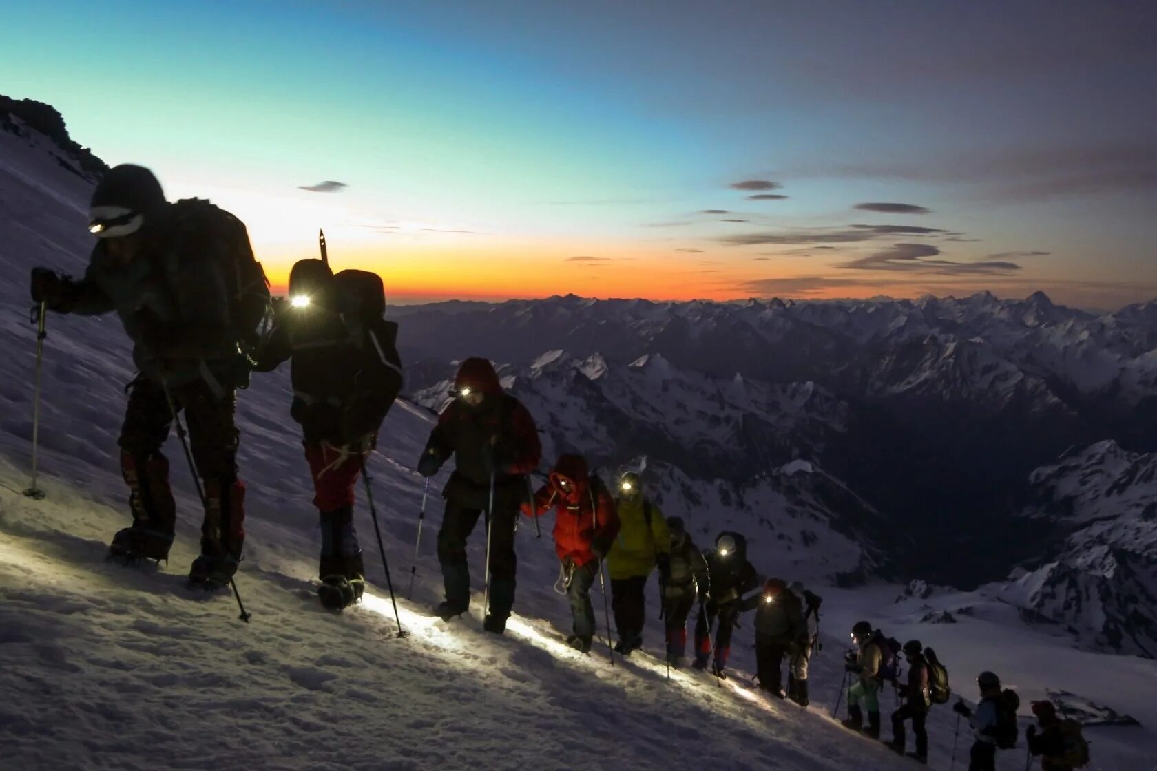 Подъем в гору 7. Восхождение на Эльбрус. Эльбрус альпинизм восхождение. Эльбрус гора восхождение. Покорение Эльбруса.