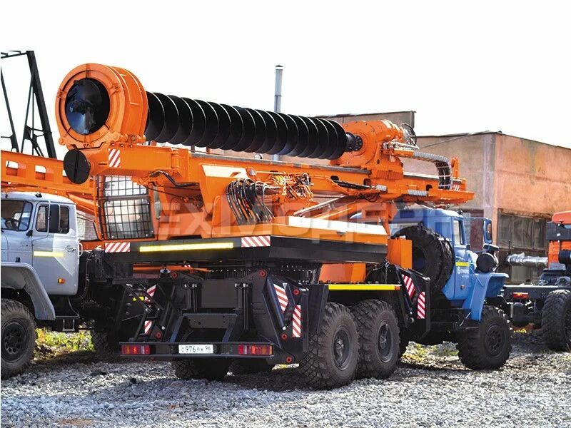 Мбш 812. Мбш-518 буровая. Буровая мбш 818. Мбш-812 на шасси. Бурильная шнековая машина мбш-818.