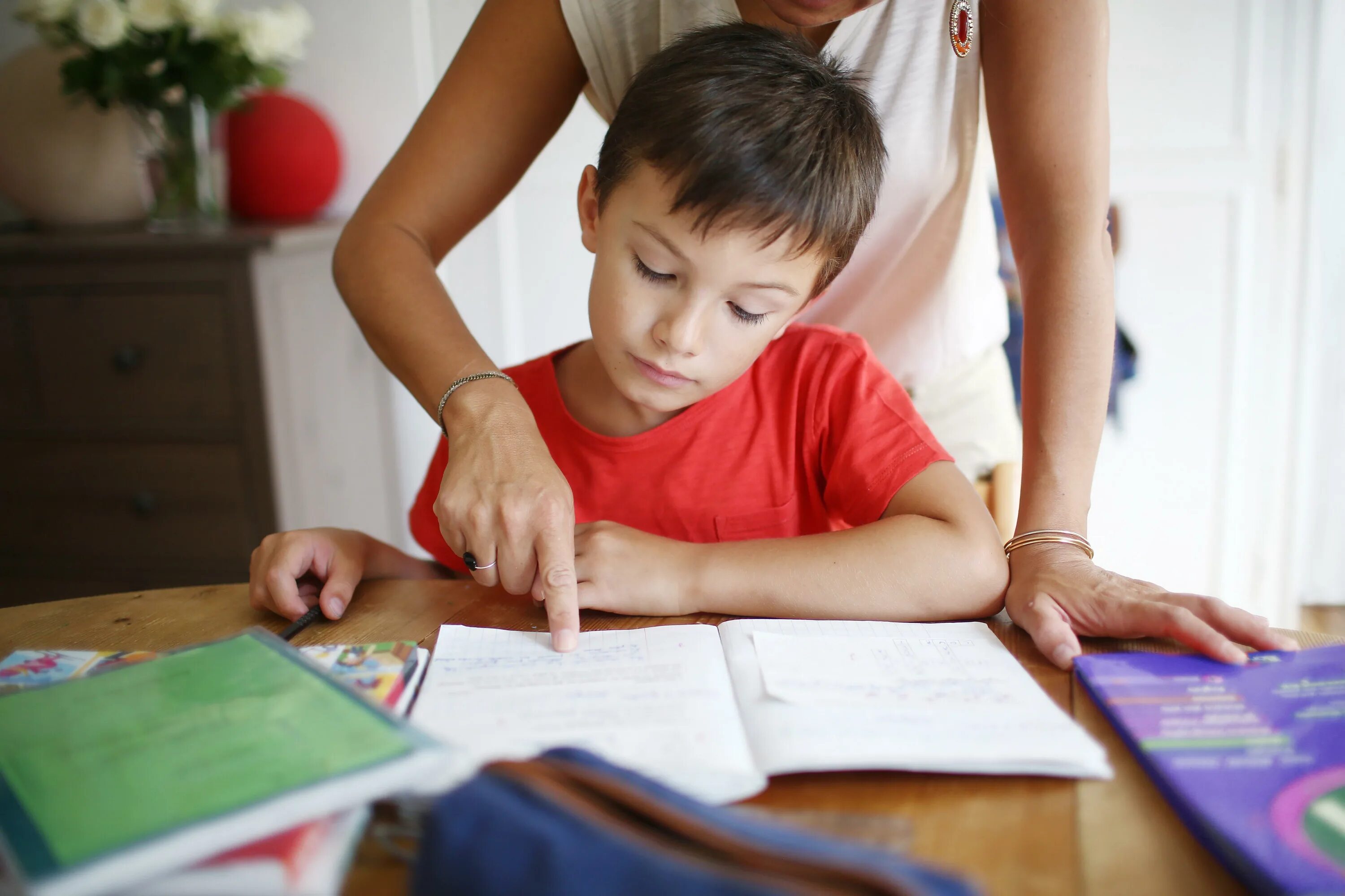 Помоги учить дома. Ребенок учит уроки. Дети на уроке. Ребенок делает домашнее задание. Родители учат уроки с детьми.