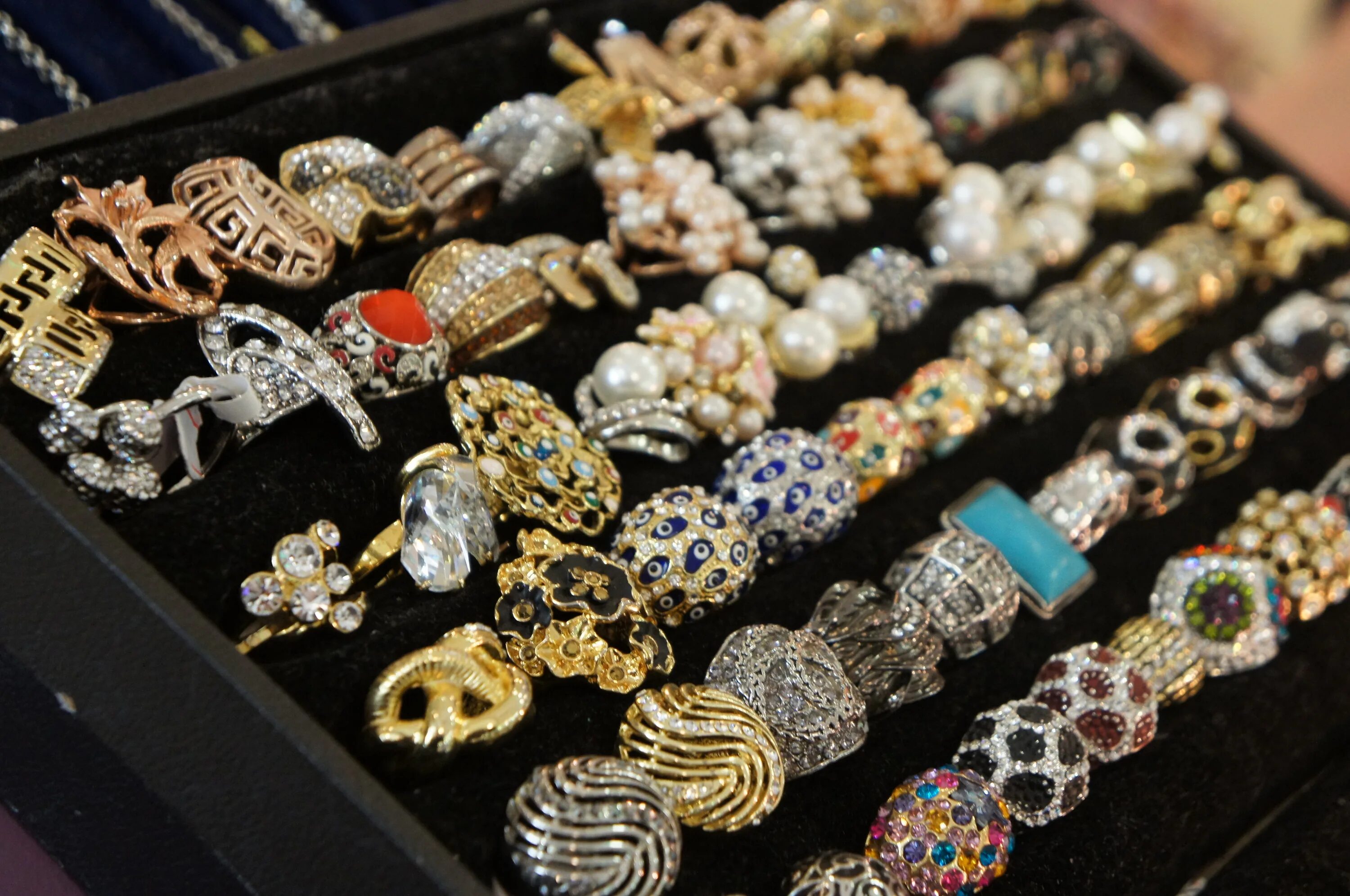 ярмарка самоцветов екатеринбург. магазин бижутерии. магазин украшений. советские золотые украшения. где можно продать украшения.