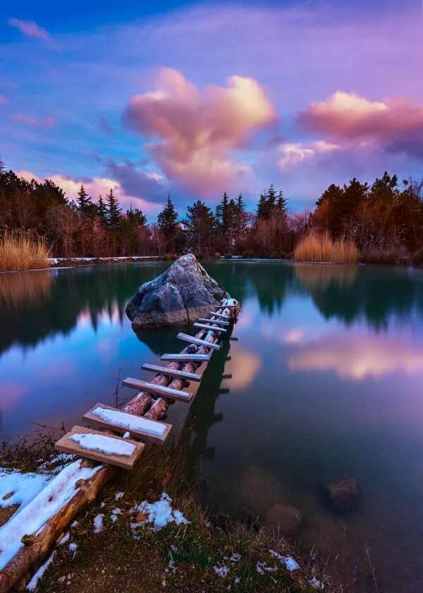 Красивое отражение. Солнце над озером. Отражение облаков в воде. Озеро селигер солнечный. Красивые пейзажи природы.