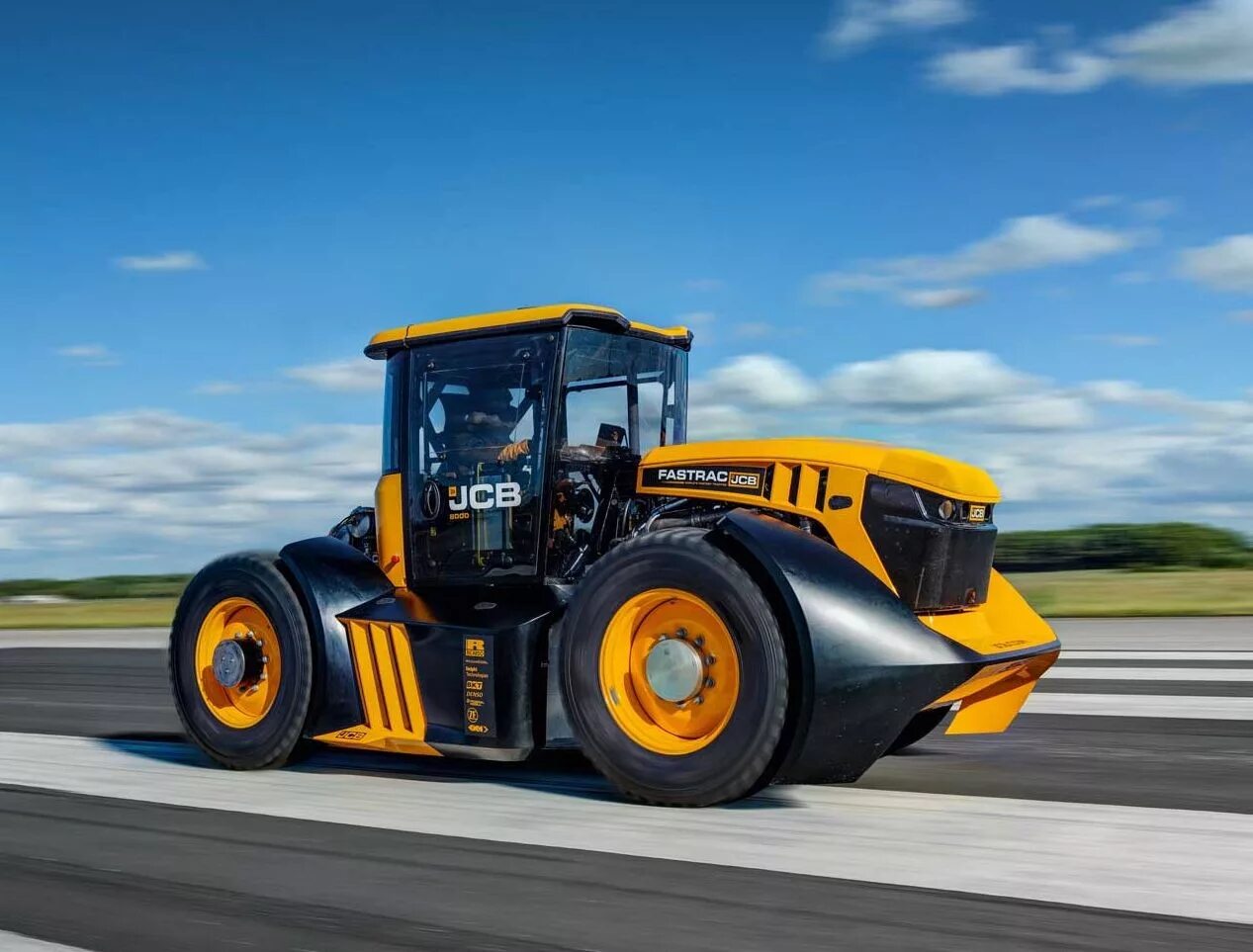 Трактор дорогой. Трактор jcb fastrac. jcb fastrac 8000. jcb fastrac гоночный.