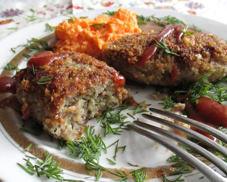 куриный фарш с луком. биточки из куриных желудков. котлеты из желудков куриных пошаговый. котлеты из желудков куриных пошаговый. куриные котлеты с орехами.