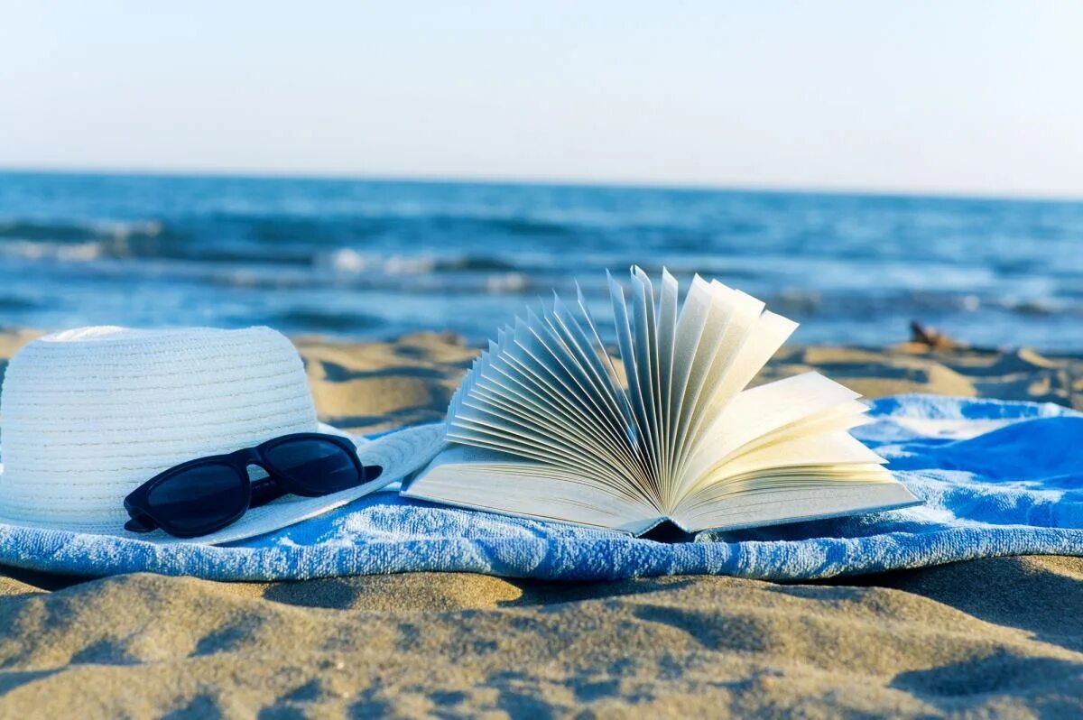Расслабиться книга. Лето с книгой. Книга море. Книга на берегу моря. Море из книг.