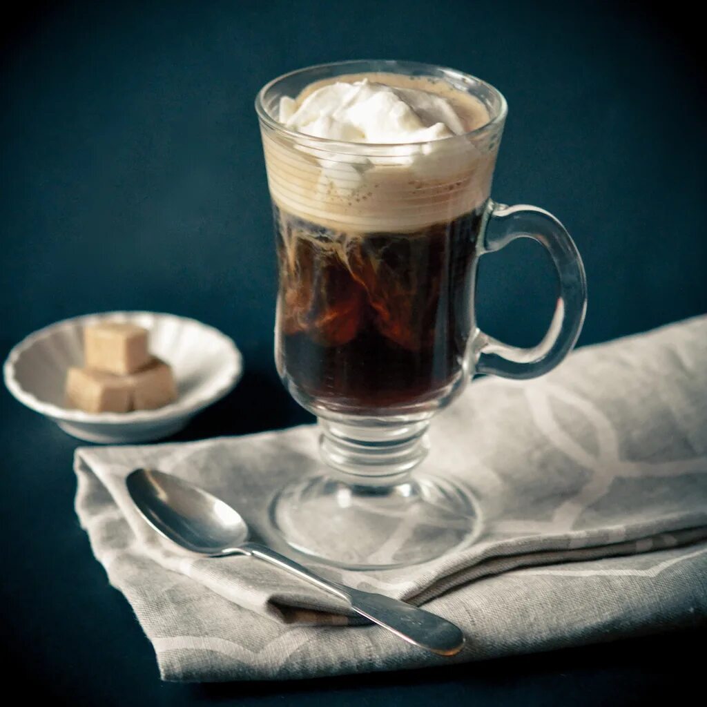 Черный кофе с мороженым 5 букв. Ирландский кофе (Irish Coffee).. Коктейль Айриш кофе. Ирландский пунш кофе. Кофе ирландский капучино.