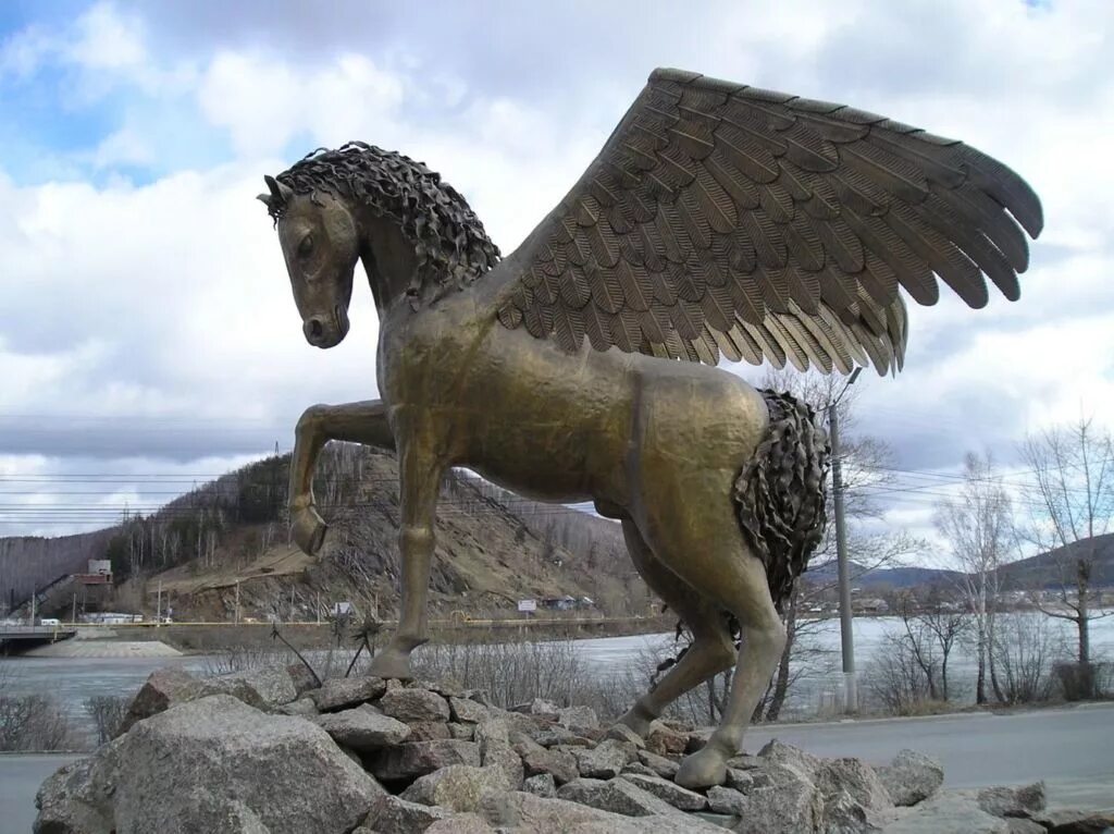 Крылатый воронеж. Скульптура крылатый конь в Златоусте. Челябинская область Златоуст крылатый конь. Златоуст город крылатого коня. Пегас Златоуст памятник.