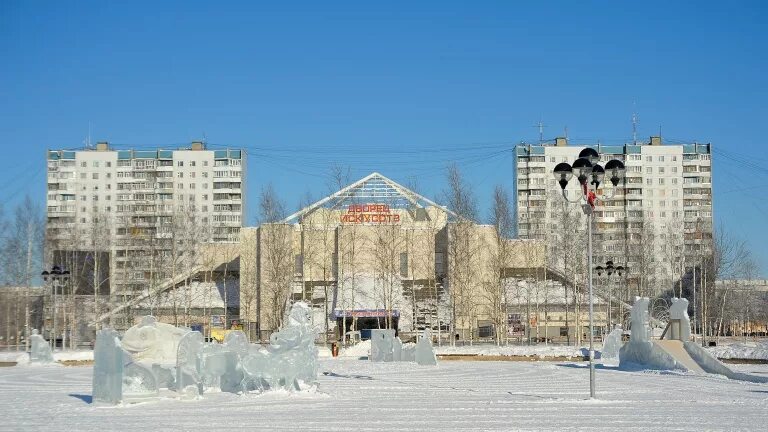 Городок нижневартовск. Площадь Нефтяников Нижневартовск. Сквер Нефтяников Нижневартовск. Нижневартовск 2005. Зимний городок Нижневартовск 2000.