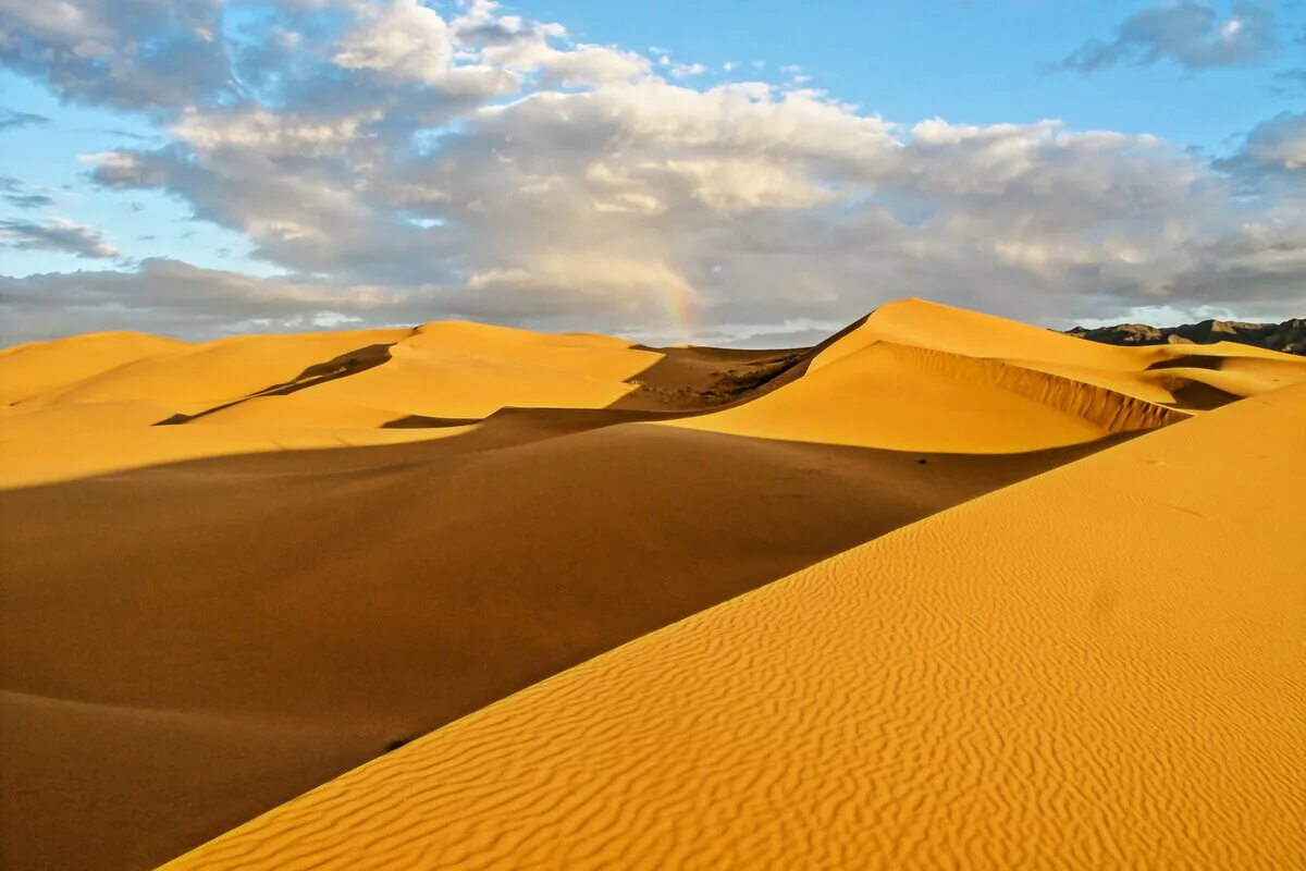 бархан сарыкум. равнина гоби. небо в пустыне. пустыня для дошкольников. голубое небо и желтая пустыня.