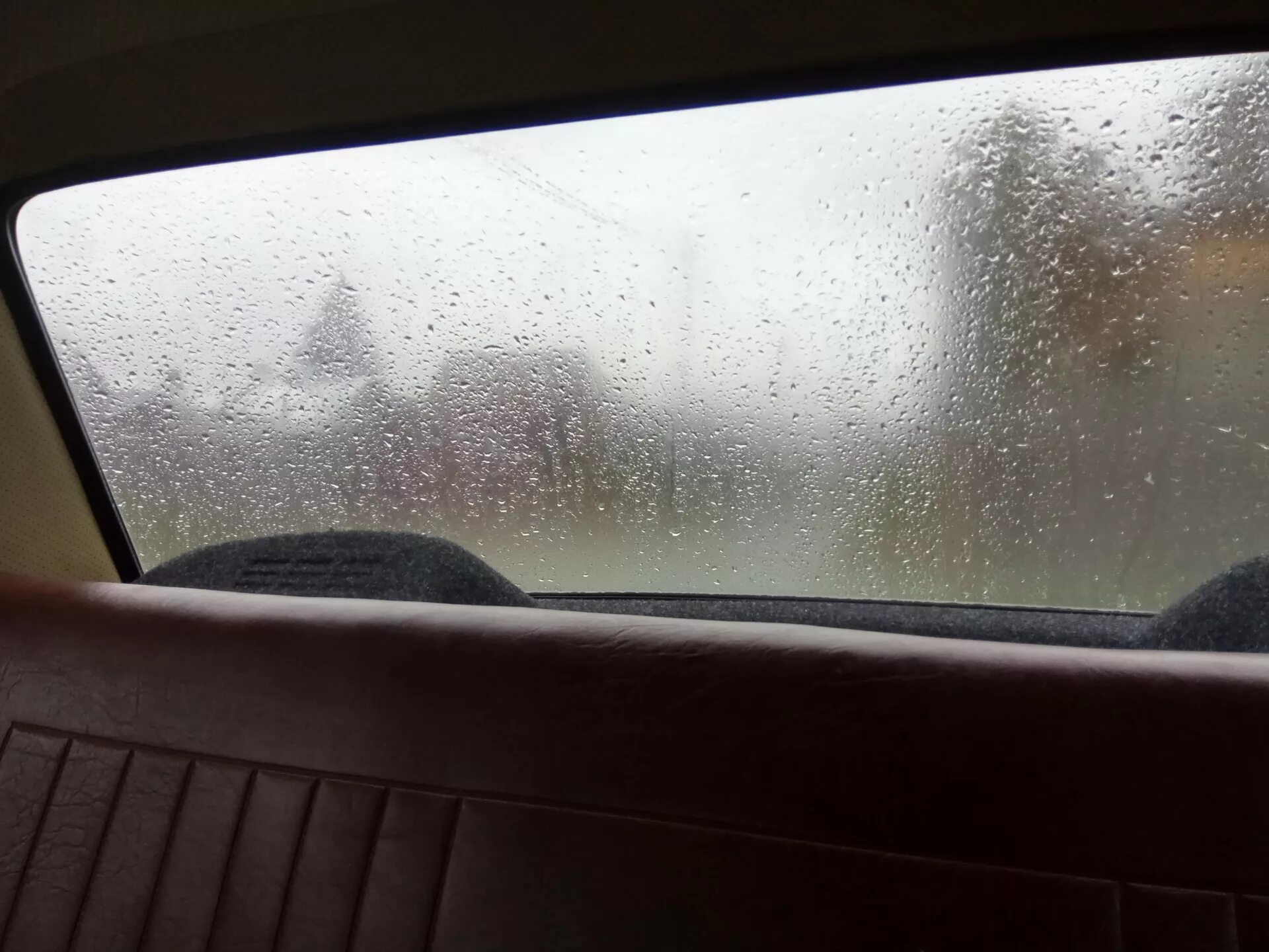 Машина запотевает в дождь. Запотевшие стекла автомобиля. Запотевшие стекла в машине. Окно машины изнутри. Запотевшее окно в машине.