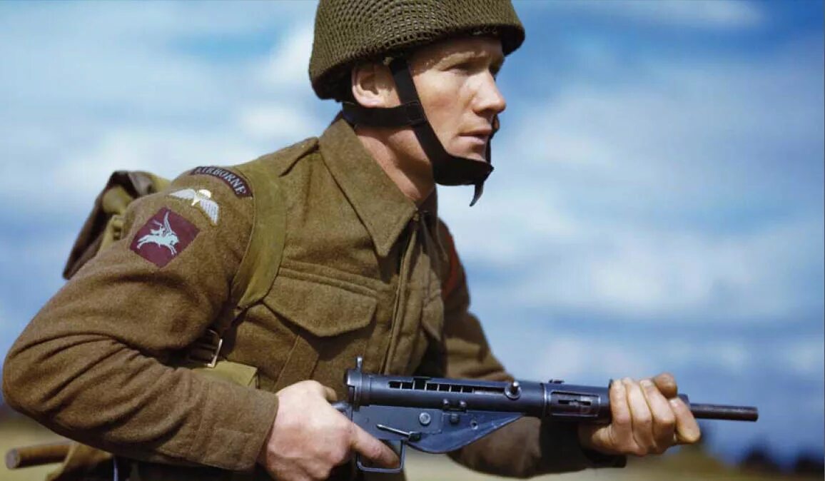 Спецназ в англии 9 букв. Советский солдат в цвете. Английский автомат второй мировой. Немец с автоматом.
