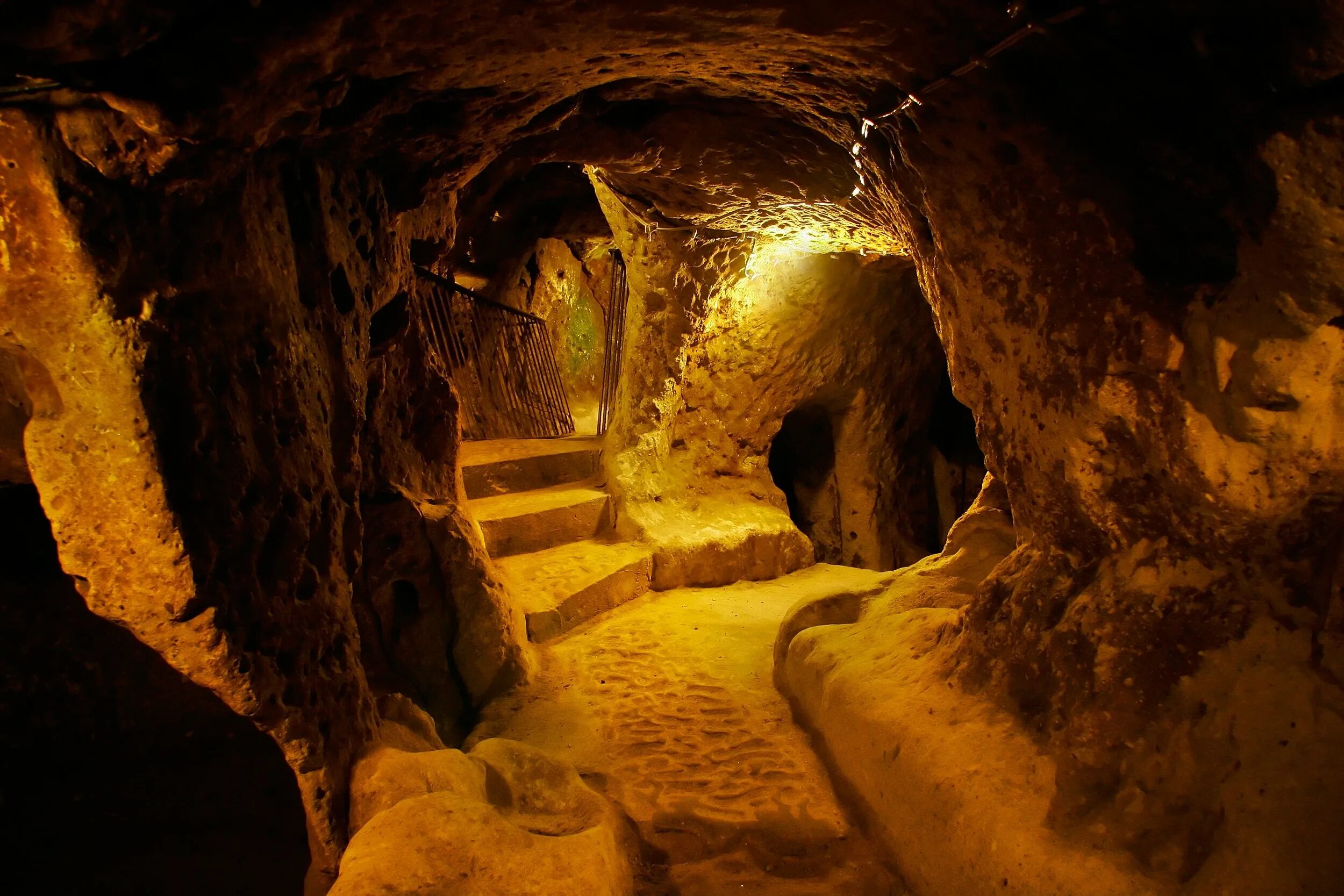 Ancient cave. Подземный город Деринкую Турция. Древний подземный город Деринкую. Деринкую Каппадокия. Подземный город Деринкую в Каппадокии.