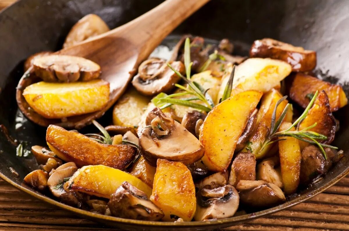 Рецепт приготовления картошки с шампиньонами. Картошка с грибами. Жареная картошка с грибами. Картофель жареный с грибами. Картошка с грибами на сковороде.